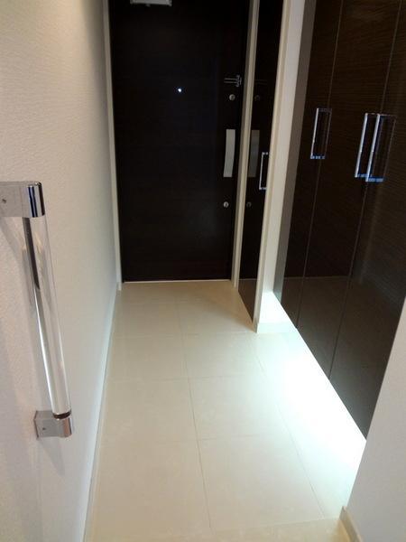 Entrance.  [Minato-ku, real estate buying and selling] Entrance that lucky the handrail ☆