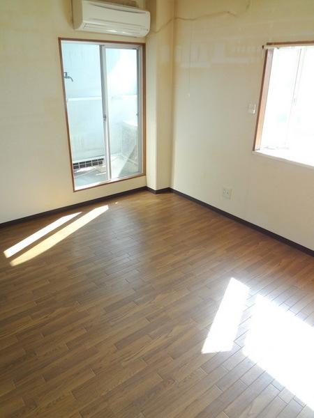 Living and room.  [Minato-ku, rent] Your daytime is not needed lighting