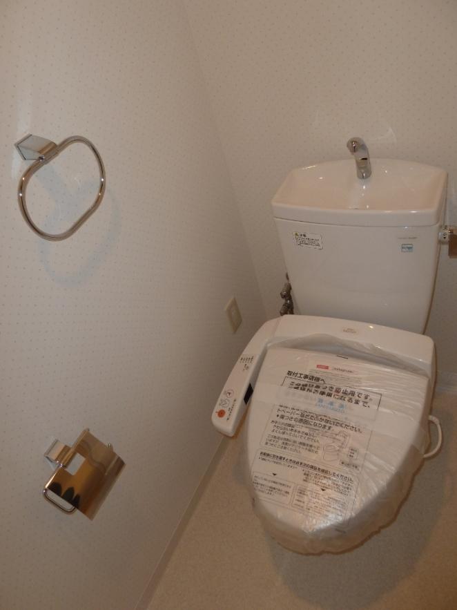 Toilet. Keep warm toilet seat, It does not essential now of season.