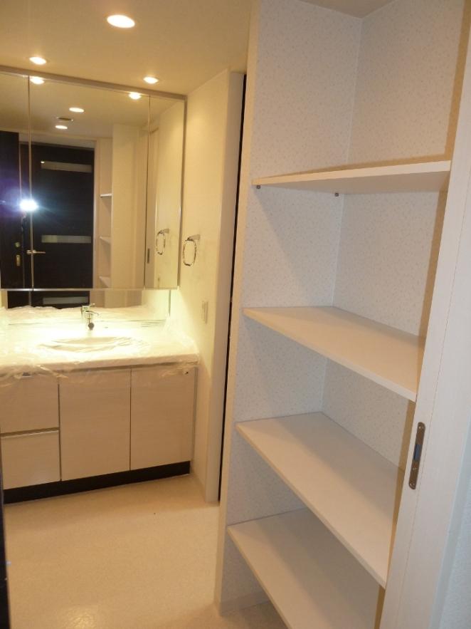Receipt. It is easy to be organized because it is equipped with shelves in washroom.