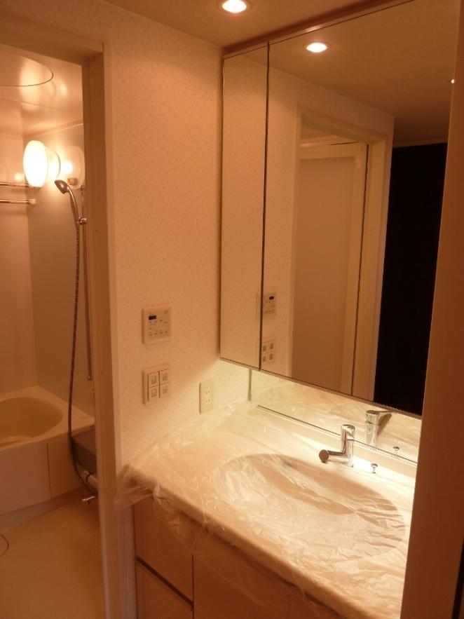 Wash basin, toilet. Washbasin classy, Three-sided mirror is also useful with.