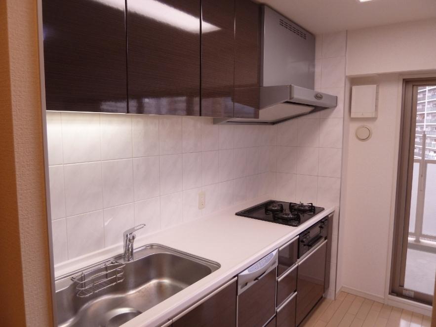 Kitchen. You can use right away so are cleaned. Also it comes with a dishwasher.