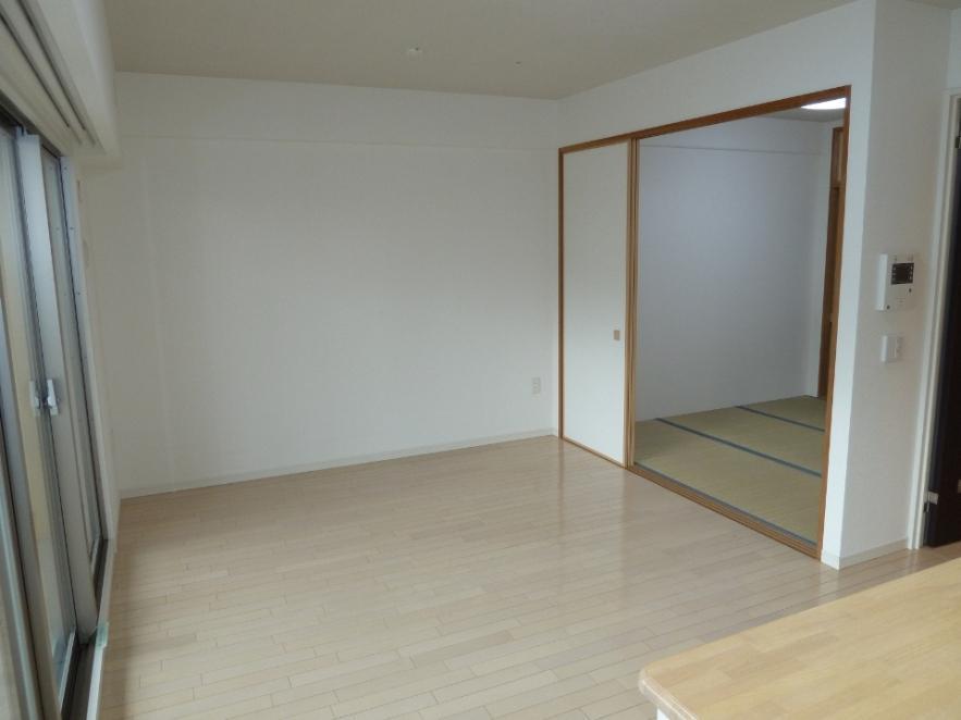 Living. Beautiful renovated and cleaned of high-grade condominium.
