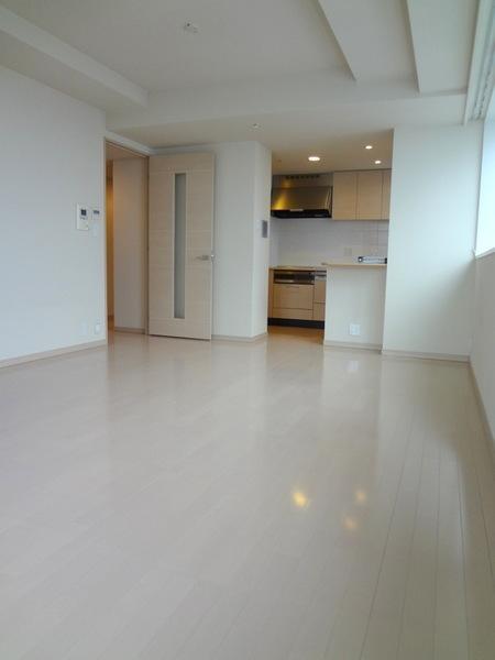 Living.  [Minato-ku, real estate buying and selling] Good living per yang ☆