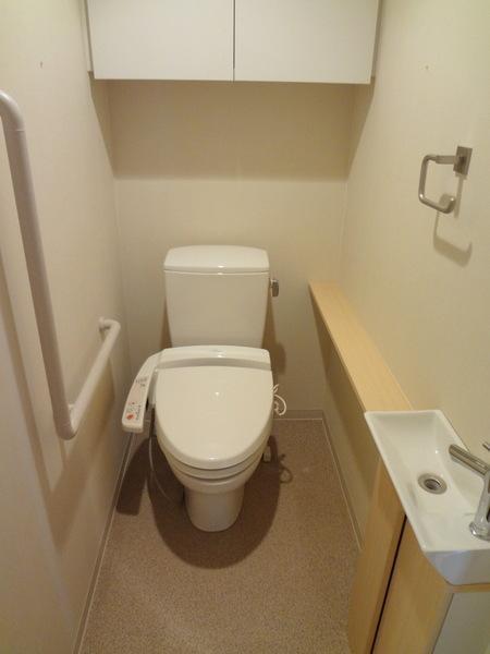 Toilet.  [Minato-ku, real estate buying and selling] Toilet lucky even hand-washing facilities! Of course Washlet ☆