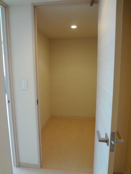 Receipt.  [Minato-ku, real estate buying and selling] Use a variety of closet is excellent usability ☆