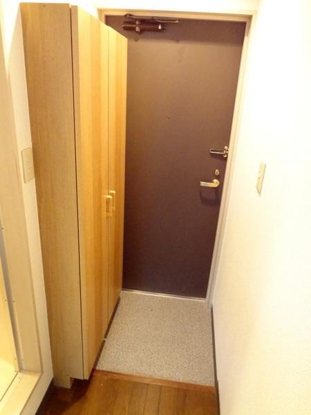 Entrance.  [Minato-ku, rent] Bright from the front door