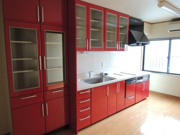 Kitchen. Red cupboard of uniform. Handsome price and buy. It also comes with.