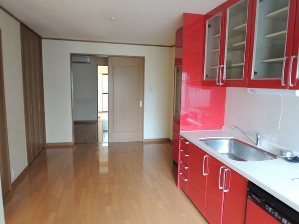 Living. Bright living room. It's easy-to-use with sliding door.