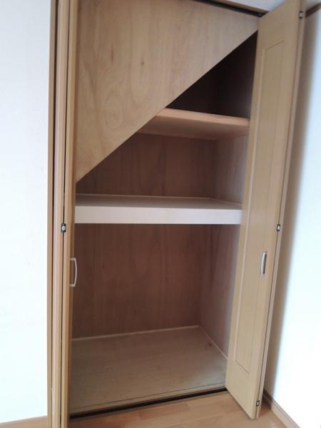 Receipt. The stairs under also housed. Nakuse the dead space.