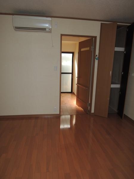 Non-living room. Western-style 6 Pledge. Air-conditioned.