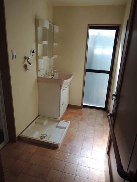 Wash basin, toilet. Is wide sanitary. It will be out on the back from the back door.