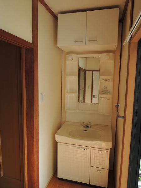 Wash basin, toilet. 2nd floor washbasins. It is convenient to two there.
