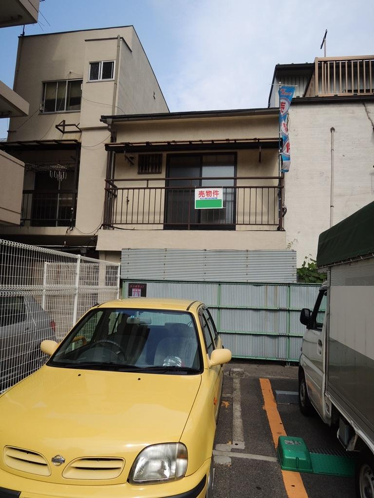 Local appearance photo. Back (west) is metered parking. The sun hit in Kyobashi.