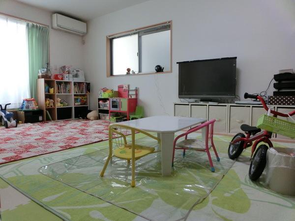 Living. Bright living room with two-sided lighting. 