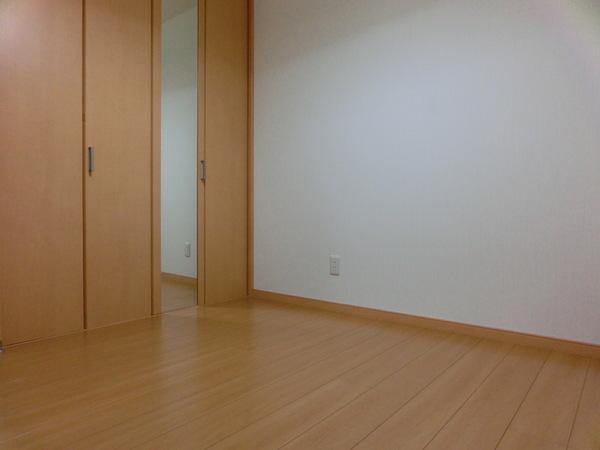 Non-living room. 1F Western-style 4.5 Pledge. CL is with mirror. 