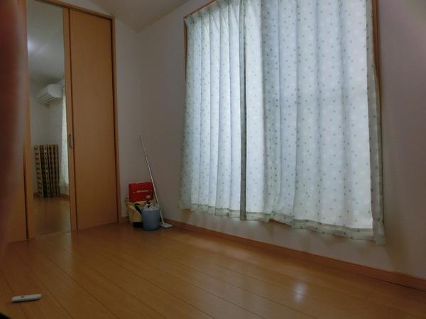 Non-living room. 3F Western-style. Big CL attractive. Here also with a full-length mirror. 