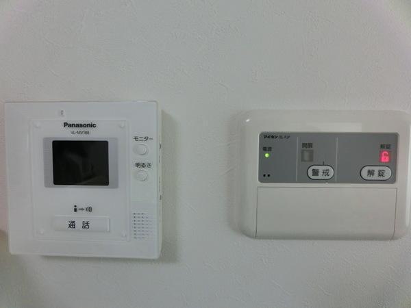 Other. auto lock. Even bother not out the door, You can unlock. 