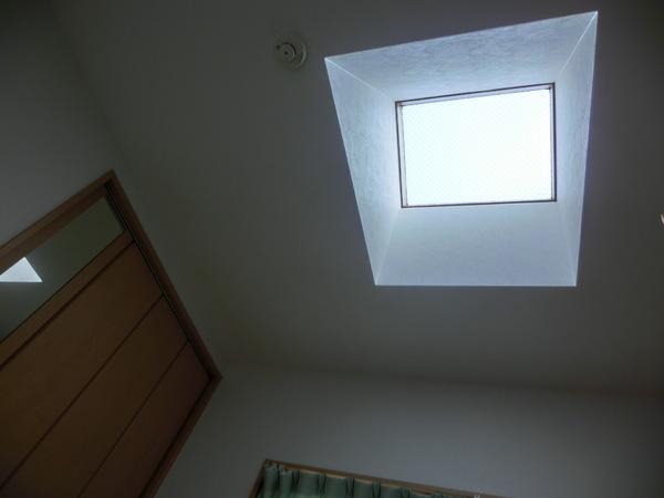 Non-living room. Plug plenty of light from the skylight. The back of the Western-style 5 quires, Actually bright. 