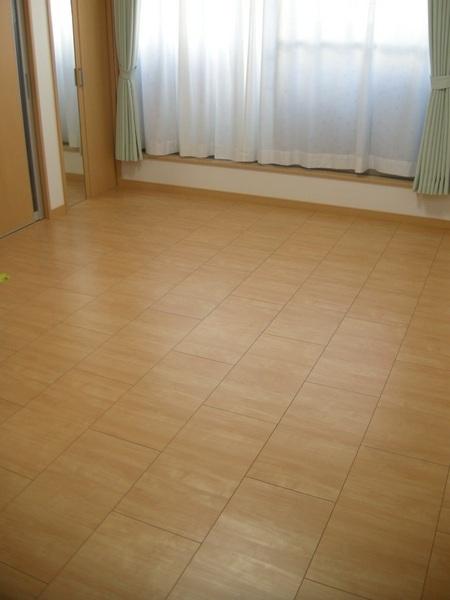 Living. Beautiful even flooring. LDK 16 Pledge. 