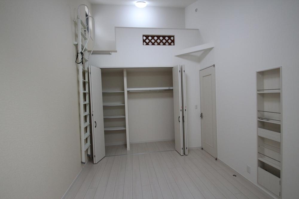 Receipt. Large-capacity storage under the loft.