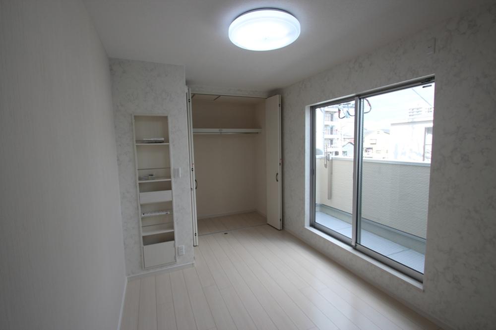 Non-living room. Please, take advantage well the accommodation of the magazine rack style.