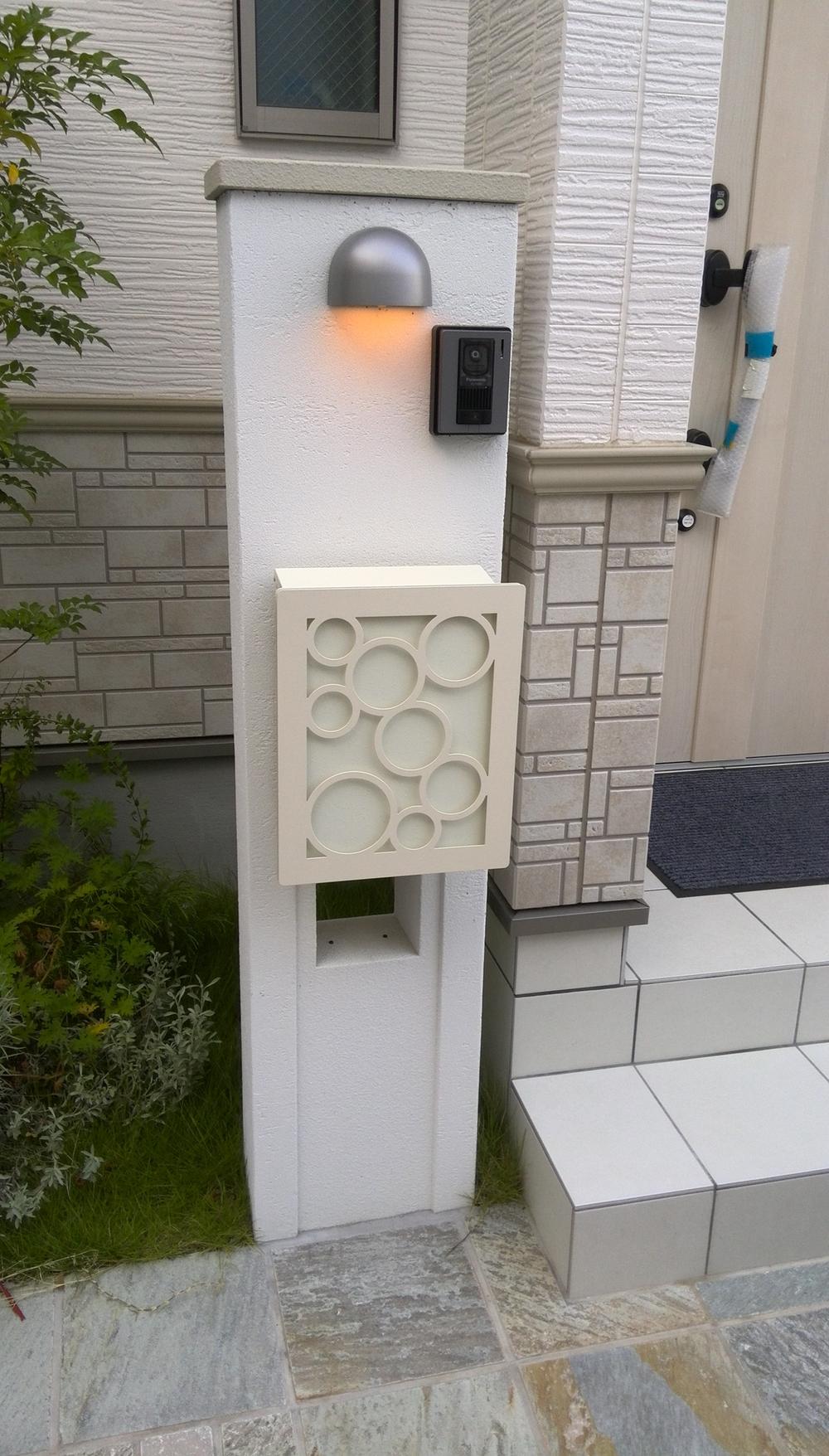 Entrance. Entrance before post.