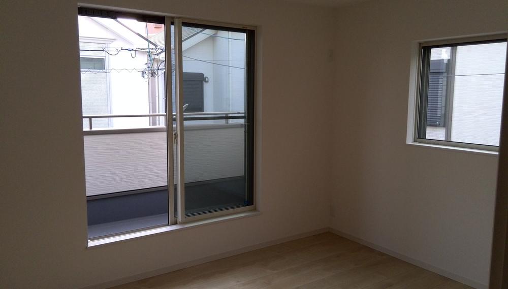 Other introspection. Bright 2F Western-style.