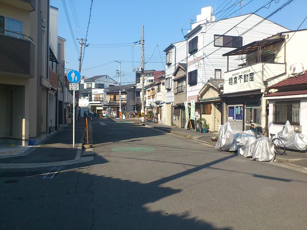 Local photos, including front road. Neighborhood road