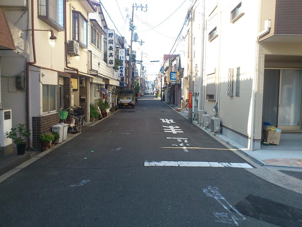 Local photos, including front road. Also impassable to smooth car