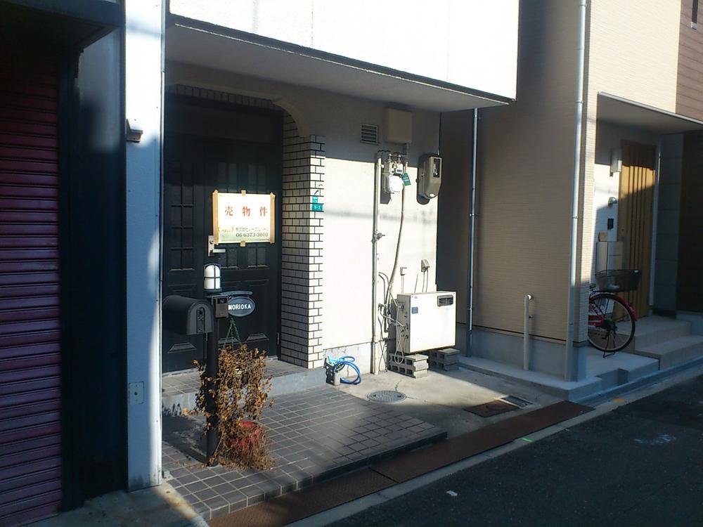 Local appearance photo. There is also a widely the entire surface of the road