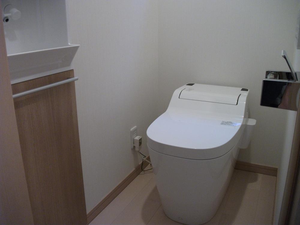 Toilet.  ◆ Cleaning Ease tankless