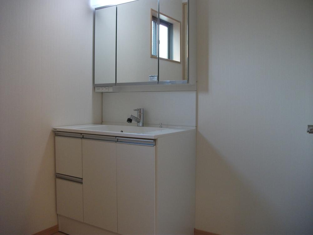 Wash basin, toilet.  ◆ bathroom