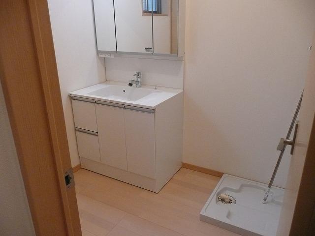 Wash basin, toilet. Dressing room