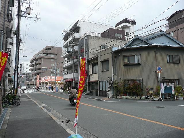 Local photos, including front road. Frontal road. There is super and drugstore in the photo back