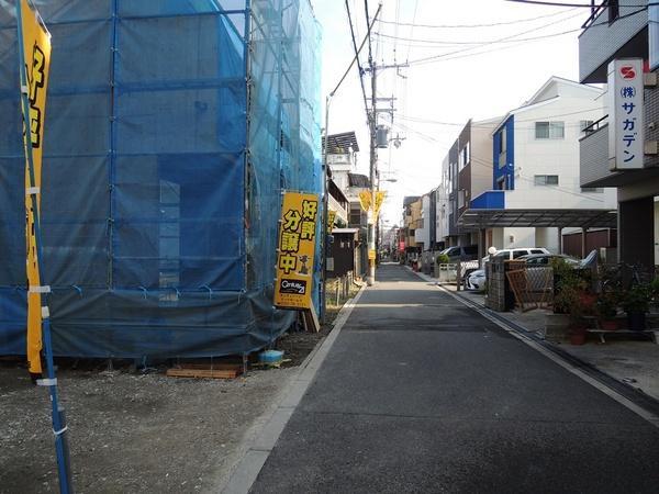 Local photos, including front road. Since the car as a small, it is quiet.