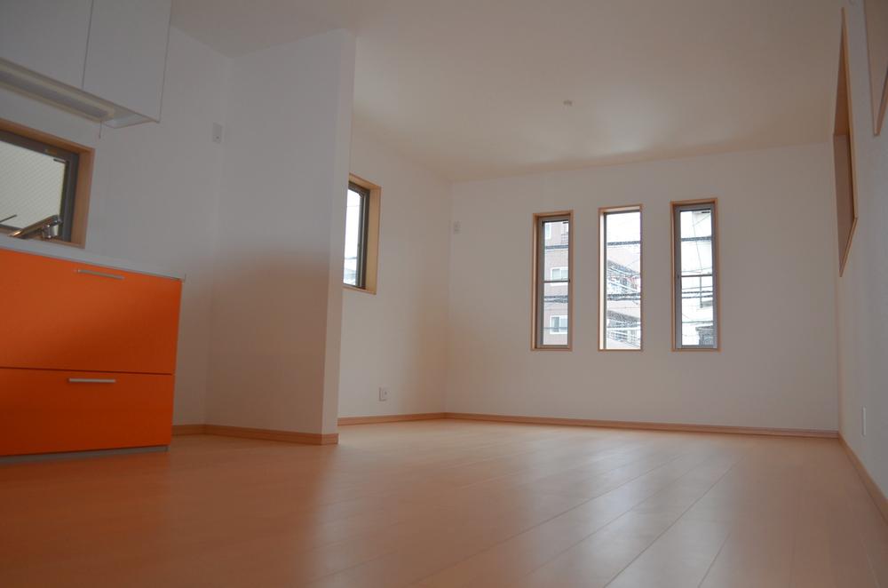 Living. In the spacious living room, Very bright