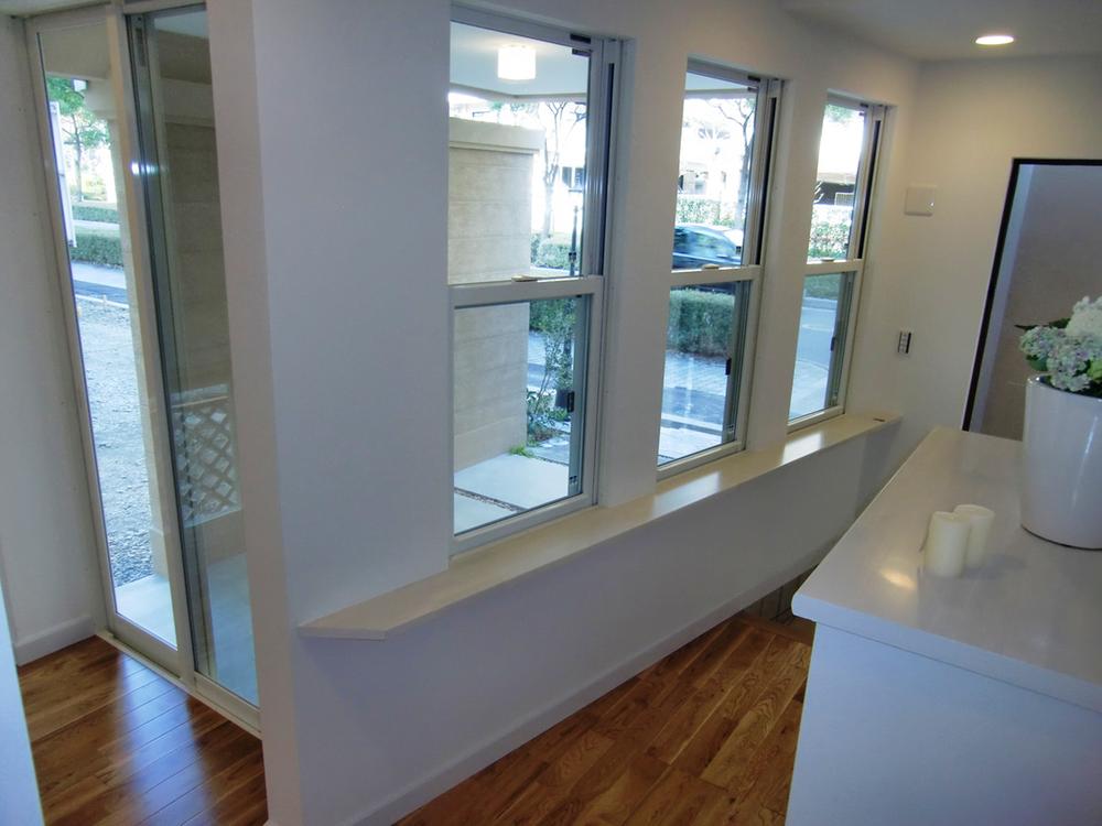 Entrance. Indoor (December 2012) the window to shooting entrance around a lot installed and he has feeling of freedom.