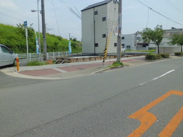 Local photos, including front road. The entire surface of the road, Public road 25m