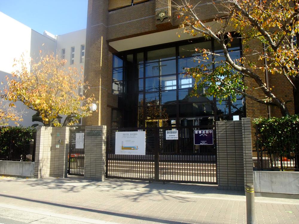 Junior high school. 822m to Osaka Municipal Takakura Junior High School