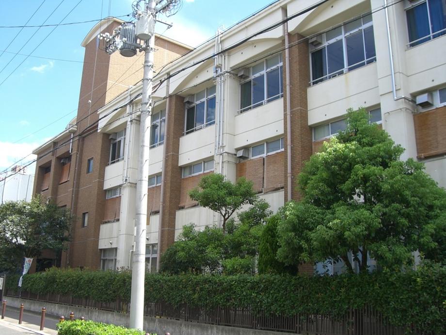 Junior high school. Takakura 203m until junior high school