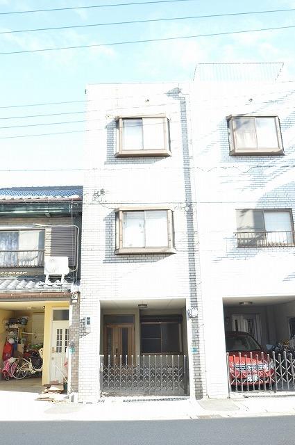 Local appearance photo. Local (12 May 2013) Shooting