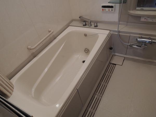 Bathroom. Reheating the bath. Bathtub also spread. 