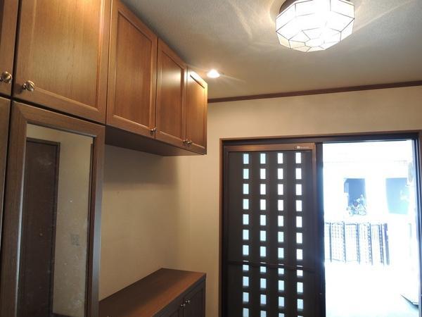 Entrance. With large shoes cloak. 