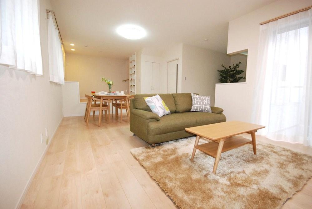 Model house photo. The spacious Yoshi was LDK window There are many, Insert the light, It has been wrapped in a pleasant brightness.