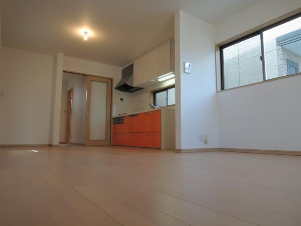 Living. LDK14.2 Pledge. Many window, During the day it is really bright.