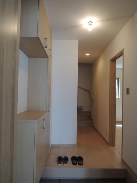 Entrance. Entrance loose. With large shoes cloak.