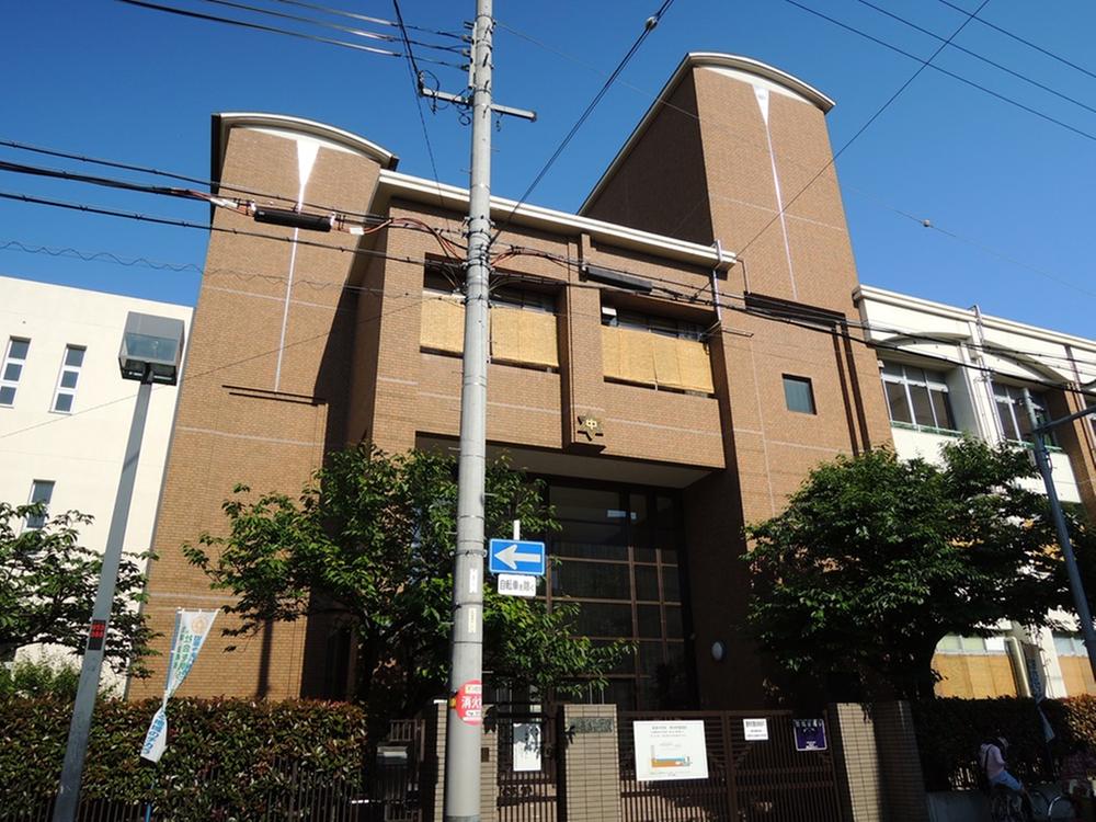 Junior high school. Takakura 688m until junior high school 9 minute walk
