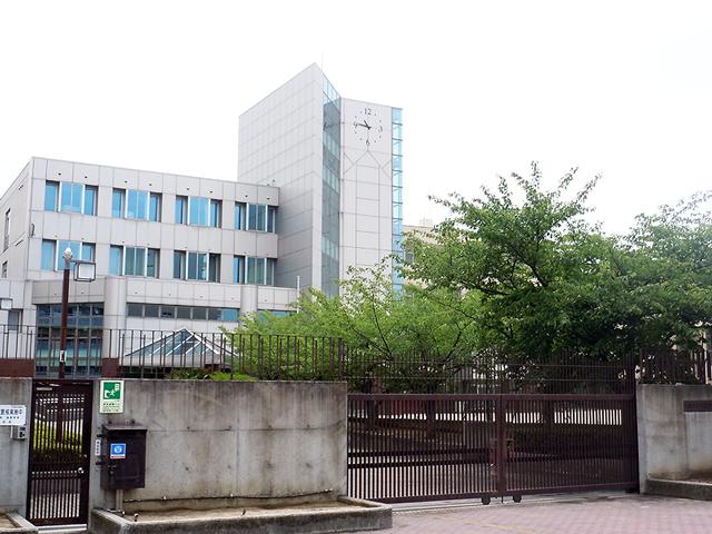 Junior high school. 560m to Osaka Namba junior high school