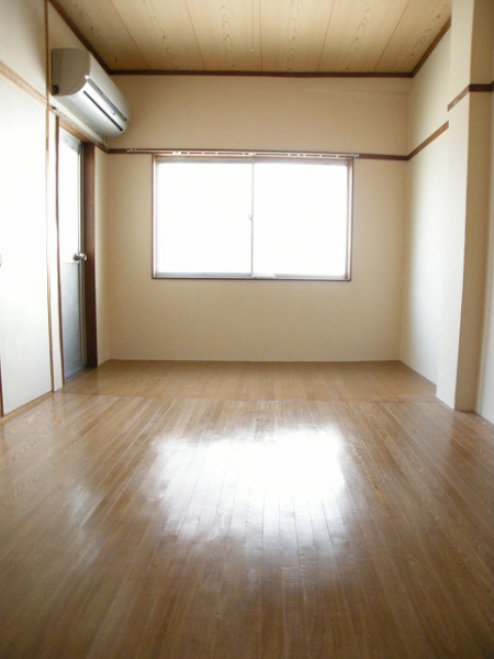 Living and room. 202